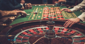 Hombre que defraudó 4.5 millones de dólares en criptomonedas para financiar su hábito de juego, acusado