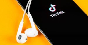 Picos de volumen de comercio de Dogecoin como videos tendencia en Tik Tok