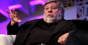 Steve Wozniak y 17 personas más demandan a YouTube y Google