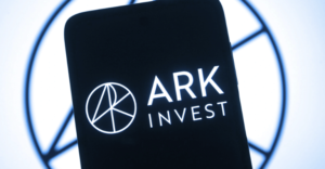 Ark Invest de Cathie Wood se Deshace de $75M en Acciones de Coinbase en Medio de la Investigación de la SEC