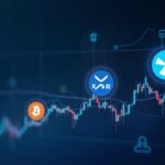 Encabezado cripto periodístico: logos de XRP y Solana se elevan sobre un gráfico, Bitcoin se atenúa y aparecen iconos regulatorios en el fondo.
