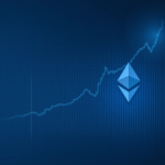 Encabezado fotorrealista de cripto: Ethereum al alza sobre rejilla digital, gráfico sutil de recorte de la Fed en tonos azul plateado.