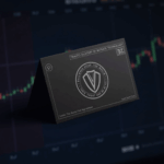 Primer plano de la tarjeta Fold Bitcoin Rewards sobre una pantalla de trading con BTC y un ticker volátil