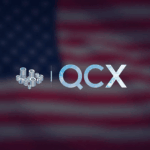 Fotografía de cabecera: Polymarket y QCX bajo supervisión regulatoria, bandera de EE. UU. y símbolos cripto.