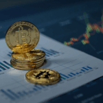 Moneda Dogecoin sobre gráfico alcista, junto a un documento regulatorio y una mesa de trading moderna.