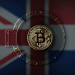 Encabezado realista: puerta de bóveda, Bitcoin, banderas Reino Unido y NL reflejadas, iconos sociales y fondo regulatorio.