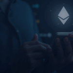 Usuario frente a una billetera Ethereum con brillo del token RNBW en un dashboard, fondo urbano de blockchain