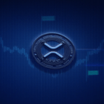Moneda XRP fotorealista en el centro, halo regulatorio, pantallas de tickers y fondo estilo Cboe con iluminación azul