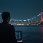 Analista fotorealista frente a un puente cross-chain; monedas fluyen entre redes, señal roja y marca de agua NK.