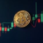 Moneda de Bitcoin sobre gráfico de trading digital con picos 111k, ilustrando entradas institucionales de ETF.