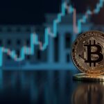 Moneda de Bitcoin en primer plano con gráfico holográfico ascendente y silueta de la Fed, tono periodístico moderno.