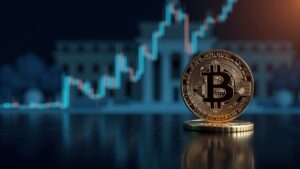 Moneda de Bitcoin en primer plano con gráfico holográfico ascendente y silueta de la Fed, tono periodístico moderno.