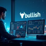 Trader institucional en mesa de trading de alta tecnología, tickers cripto, logo Bullish y skyline de Nueva York.