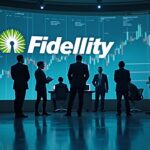 Ejecutivos de Fidelity en una sala de operaciones, logo de Solana y gráficas de ETF en ascenso.