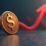 Solana en primer plano con flecha roja descendente frente a fondo de noticias, debut ETF spot fallido y caída de precio
