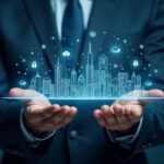 Ejecutivo de negocios en traje presenta un mapa holográfico de bienes inmuebles tokenizados, junto a un skyline y símbolos de blockchain.