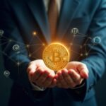 Figura central sostiene una moneda USDC luminosa con líneas de red; silueta USDT y iconos de MiCA y GENIUS.