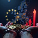Monedas de criptomonedas esposadas frente a un mapa de Europa, insignia policial y flechas rojas simbolizando acción regulatoria.