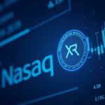 Escena Nasdaq con ticker XRP y moneda XRP brillando; estética fintech azul que sugiere acceso institucional a ETFs cripto.