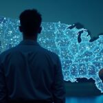 Analista de cripto frente a mapa de EE. UU. con nodos blockchain; edificios al fondo, bloqueo regulatorio.