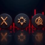 Tres glifos de XRP, ZEC y STRK sobre un piso de negociación oscuro, con barras rojas de liquidación y símbolos de ETF y BTC