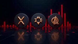 Tres glifos de XRP, ZEC y STRK sobre un piso de negociación oscuro, con barras rojas de liquidación y símbolos de ETF y BTC