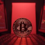 Bitcoin fotorrealista en el centro con pantallas de trading rojas y un documento de arancel inminente, que señala manipulación y riesgo por apalancamiento.
