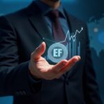 Analista profesional sostiene un token de ETF cripto brillante con una gráfica holográfica ascendente y documentos regulatorios de fondo.