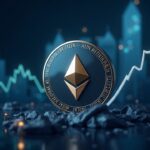 Moneda de Ethereum fotorrealista con flechas ascendentes y tickers de ETF sobre un elegante fondo de centro financiero.