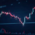 Operador cripto fotorrealista analiza un gráfico luminoso de precios de HBAR que destaca una configuración alcista clave y el riesgo de una caída del 13%.