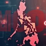 Regulador fotorrealista sobre un mapa de Philippines, logotipos de cripto bloqueados detrás de una barrera roja, símbolos BSP/NTC.