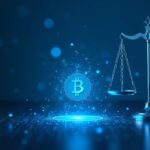 Instalación de minería de Bitcoin iluminada en azul junto a las balanzas de la justicia y un libro mayor digital resplandeciente, simbolizando el escrutinio regulatorio.