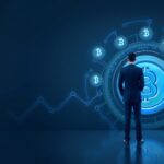 Ejecutivo junto a una bóveda digital de reservas en USD con sutiles íconos de Bitcoin y un gráfico de liquidez ascendente en una sala de redacción azul.