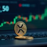 Moneda XRP fotorrealista en el centro, gráfico ascendente hasta 2.50, mesa de operaciones tensa, datos y nodos en streaming, fondo sutil de error.