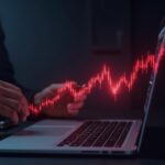 Encabezado fotorrealista: ejecutivo financiero en un escritorio con un logotipo holográfico de AVAX y un gráfico bursátil rojo que señala volatilidad por ventas de insiders.