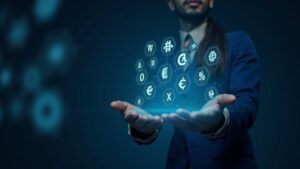 Ejecutivo fintech frente a una pantalla holográfica con 18 monedas fiat e iconos cripto, con la marca Bybit MyBank.