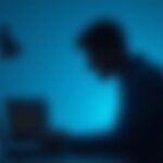 Inversor fotorrealista en un escritorio frente a una cartera de hardware, con una silueta de llamante borrosa bajo luz azul.
