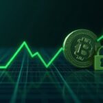 Logotipo fotorealista de Pi Coin sobre una cuadrícula digital con un rebote verde desde un mínimo histórico y un icono de desbloqueo que señala el riesgo de liquidez.
