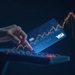 Toma centrada de una tarjeta cripto con logotipo estilo Visa tocada en un POS, con visuales holográficos de blockchain y gráficos ascendentes detrás.