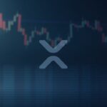Gráfico de precios de XRP cerca de la EMA de 2.24 y la línea de 100 días con el logo de XRP y superposiciones de datos sutiles en estilo de sala de noticias.