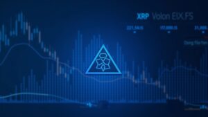 Logotipo de XRP sobre un triángulo descendente en un gráfico de precios con visuales de datos on-chain y flechas de salida de ETF bajo iluminación azul.