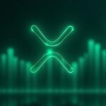 XRP en el centro con un gráfico de precios verde en ascenso, barras de volumen altas y líneas brillantes que señalan flujos de ETF institucionales.
