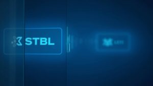 Escena fotorrealista de activos del mundo real tokenizados detrás de un vidrio, con los logotipos de STBL y X Layer.