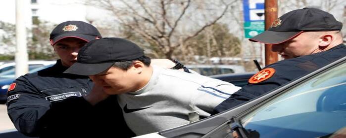 Do Kwon siendo escoltado por dos oficiales de Policia